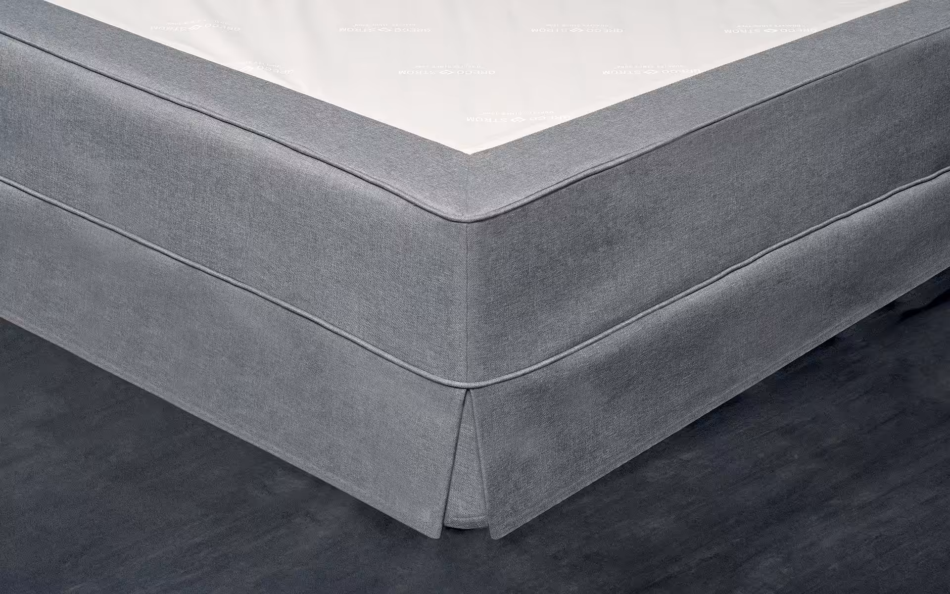 Pleat with decorative cord - Pleat with decorative cord